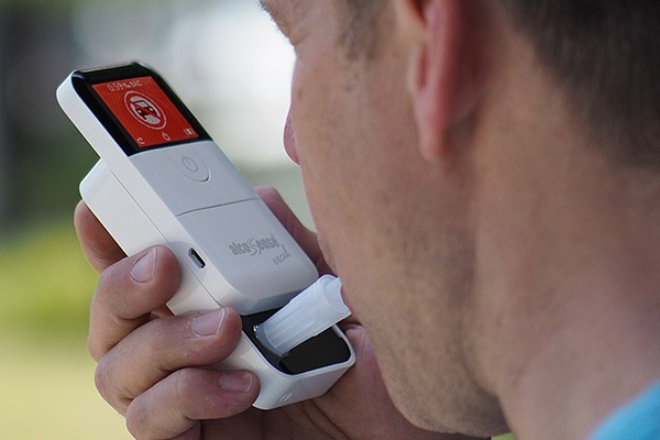 Сколько алкоголь выходит из организма: реальные сроки и факторы влияния